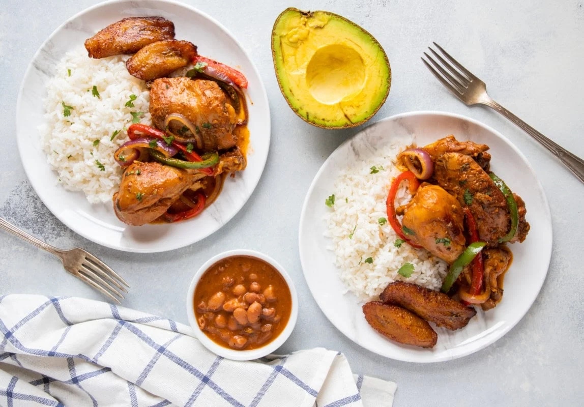 La bandera Dominicana is a dish with chicken, rice and beans.