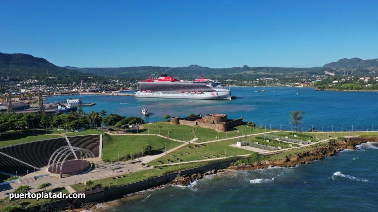 La puntilla and the cruise ship by Taino Bay port