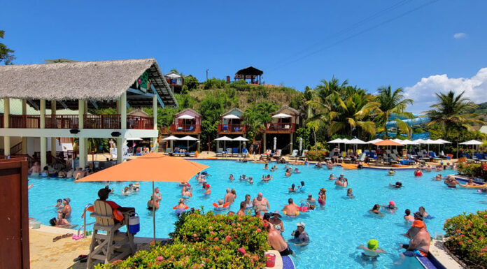 Amber Cove Coco Caña Pool Lounge Amber Cove Coco Caña Pool Lounge