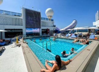 Norwegian Viva cruise ship swimming pool
