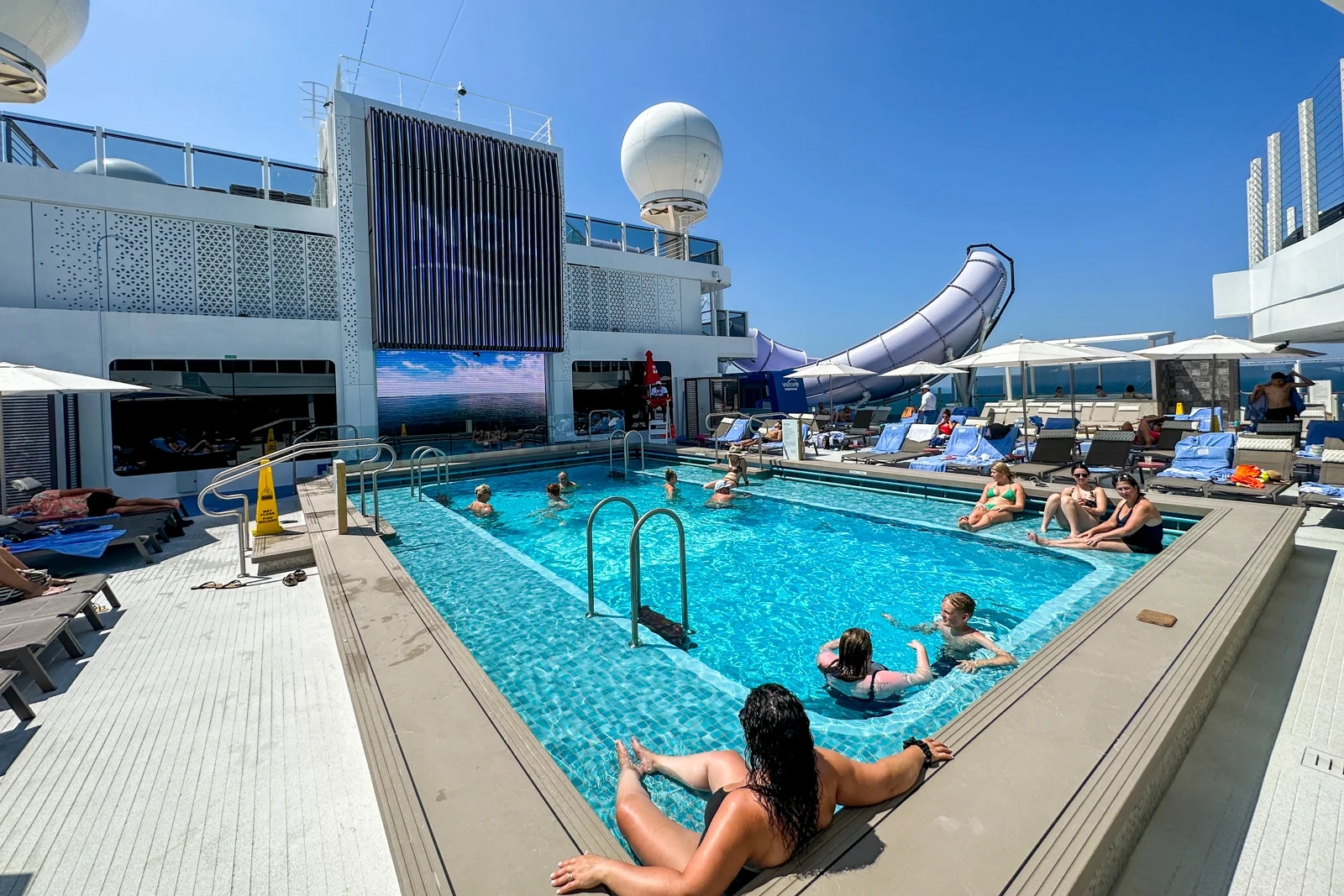Norwegian Viva cruise ship swimming pool